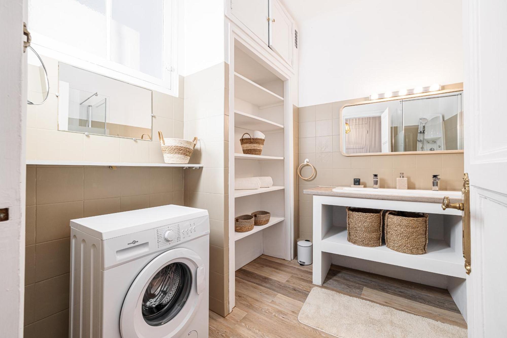 Large 2 Bdr & Garage Nizza