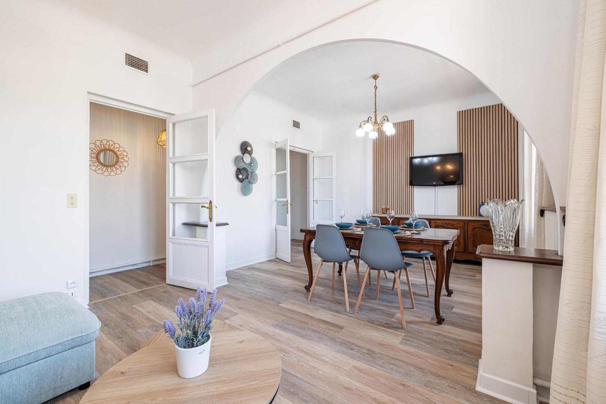 Large 2 Bdr & Garage Appartamento