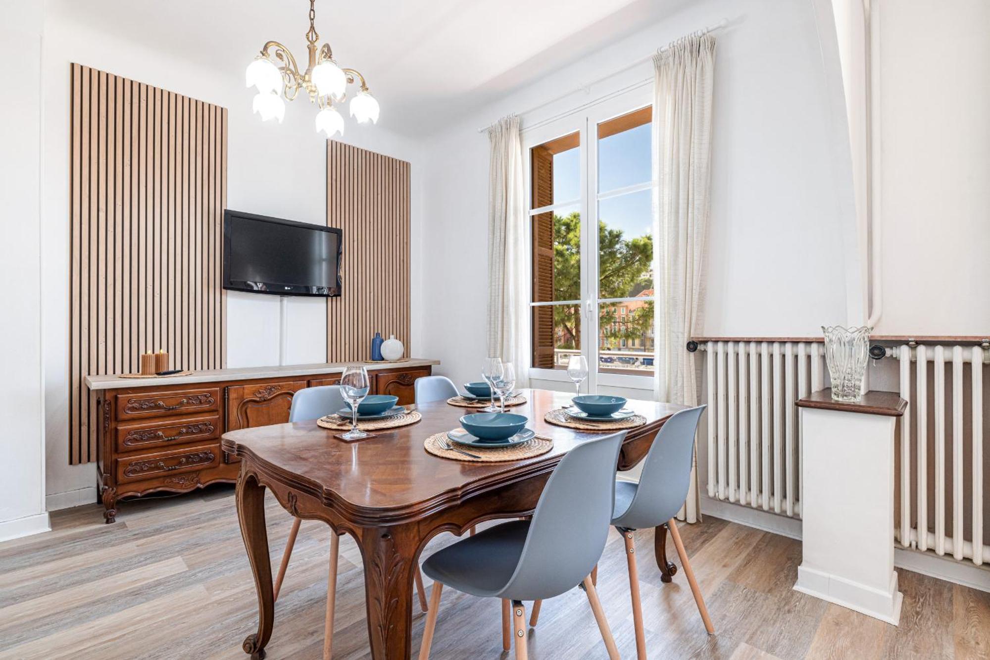 Large 2 Bdr & Garage Apartment